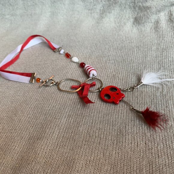 2x 25$🐿 🍁 CREATION - Skull short necklace Ruban bead fabric feather Red white - Picture 10 of 11